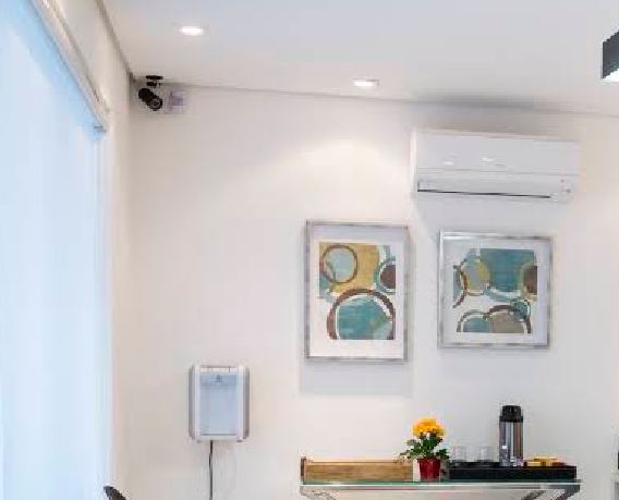 Sala de espera com quadros e mesa de café